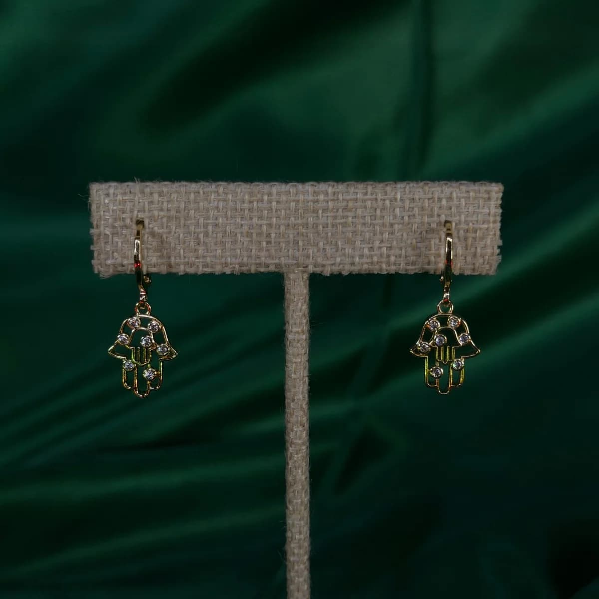 Aretes Largos Mano de Fátima en Chapa de Oro 18k