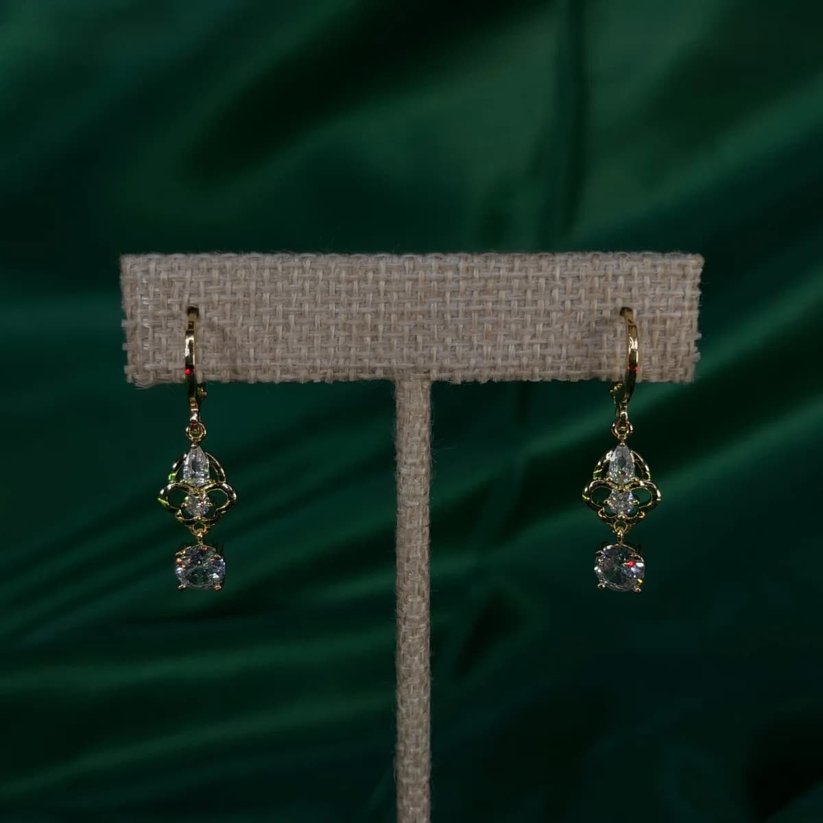 Aretes Largos con Diseño Geométrico en Chapa de Oro 18k
