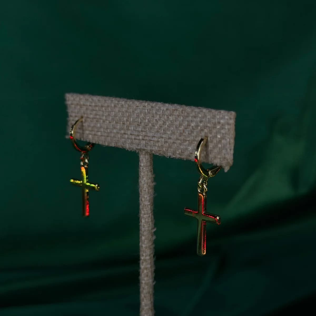 Aretes Largos con Cruz en Chapa de Oro 18k — vista 2