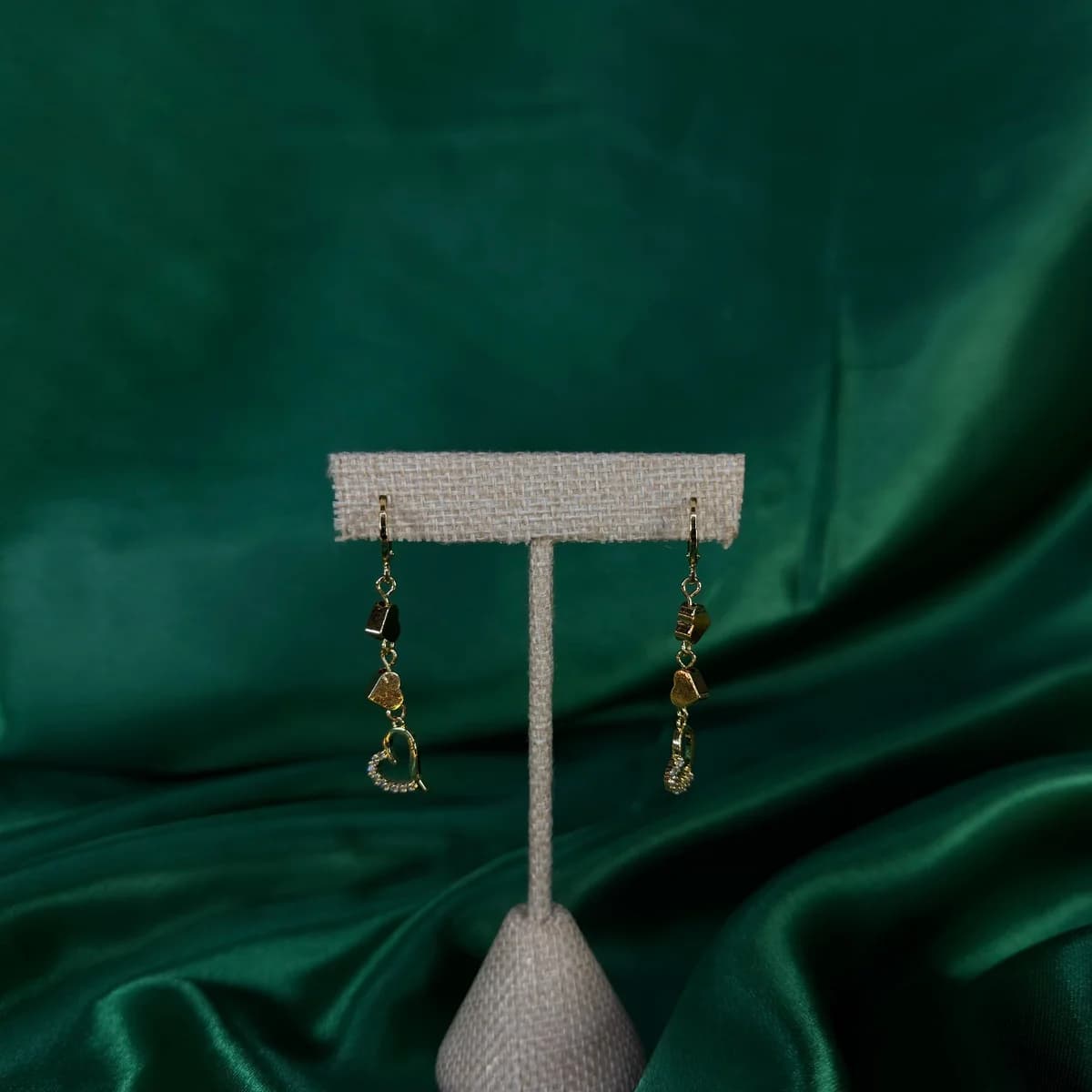 Aretes Largos con Detalle Geométrico en Chapa de Oro 18k — vista 3