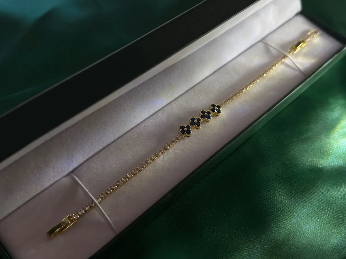 Pulsera de Chapa de Oro 18k con Encantadores Florales — vista 2