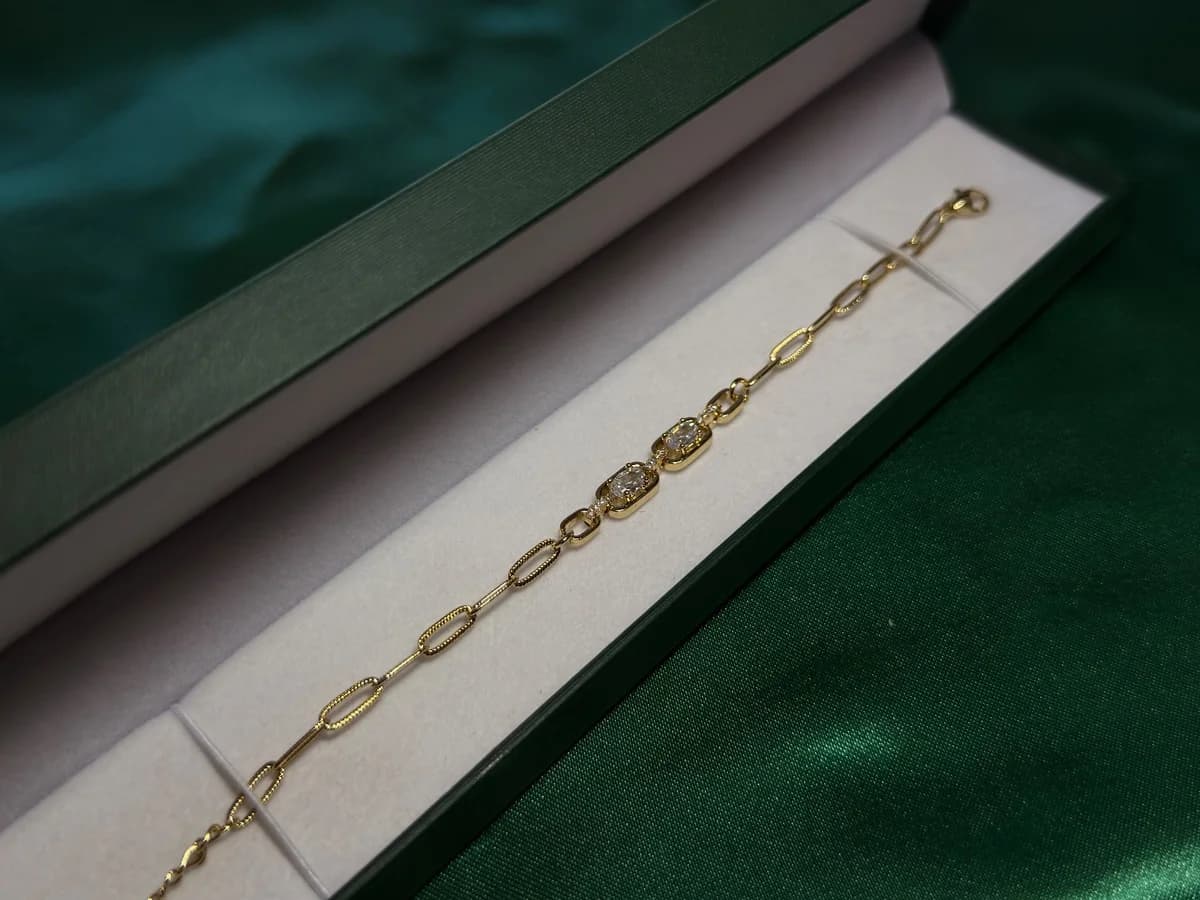 Pulsera Elegante de Eslabones Largos y Cristal