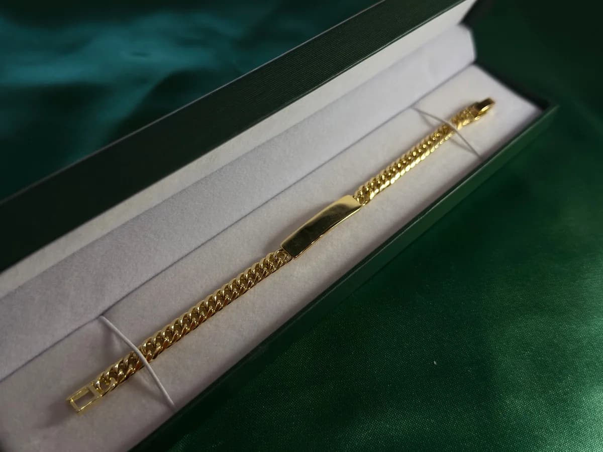 Pulsera Tipo Curb Dorada con Placa en Chapa de Oro 18k