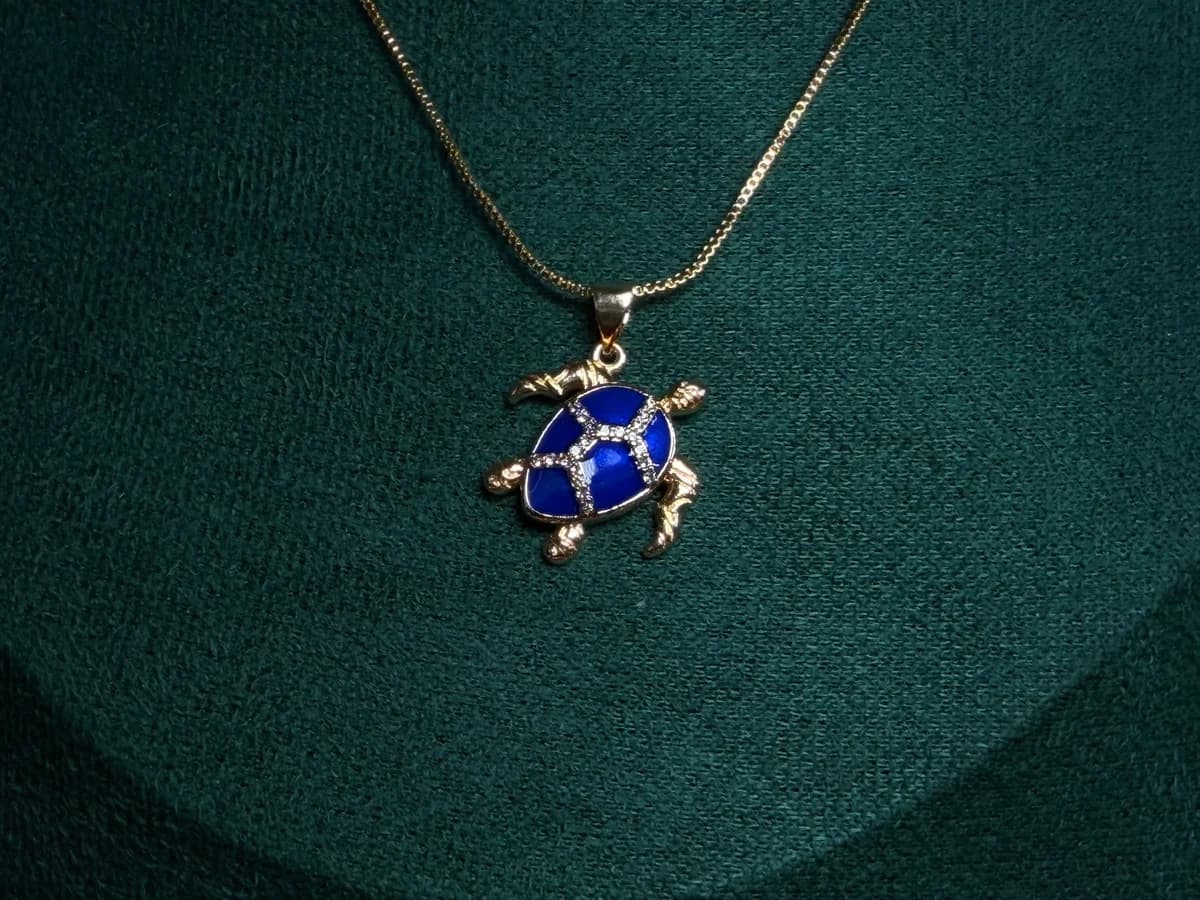 Dije Tortuga Chapa de Oro 18k con Piedras