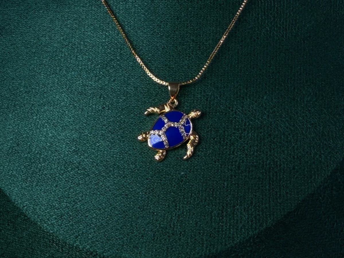 Dije Tortuga Chapa de Oro 18k con Piedras — vista 3