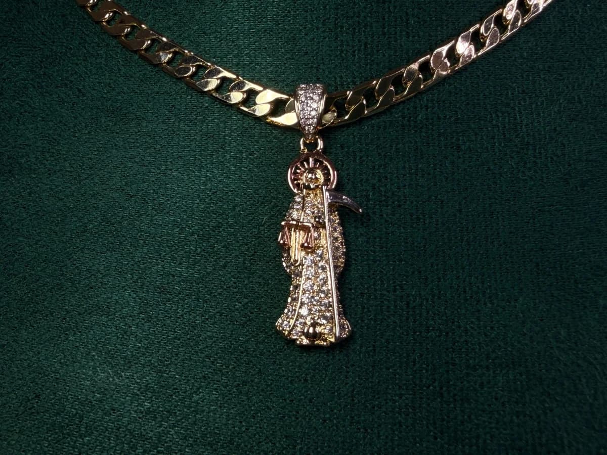 Dije Santa Muerte Chapa de Oro 18k con Cristales
