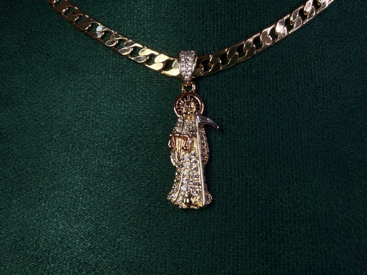 Dije Santa Muerte Chapa de Oro 18k con Cristales — vista 3