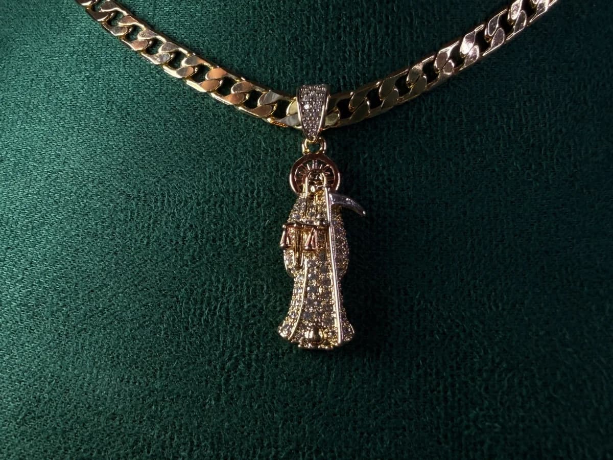 Dije Santa Muerte Chapa de Oro 18k con Cristales — vista 4