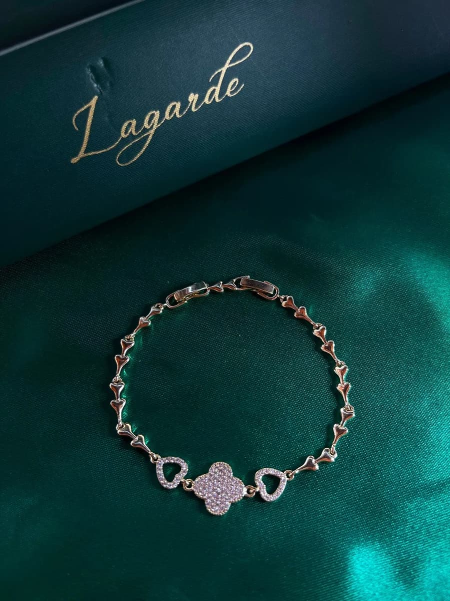 Pulsera Trébol con Corazones Brillante en Chapa de Oro
