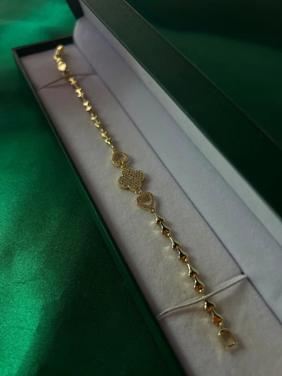 Pulsera Trébol con Corazones Brillante en Chapa de Oro — vista 3