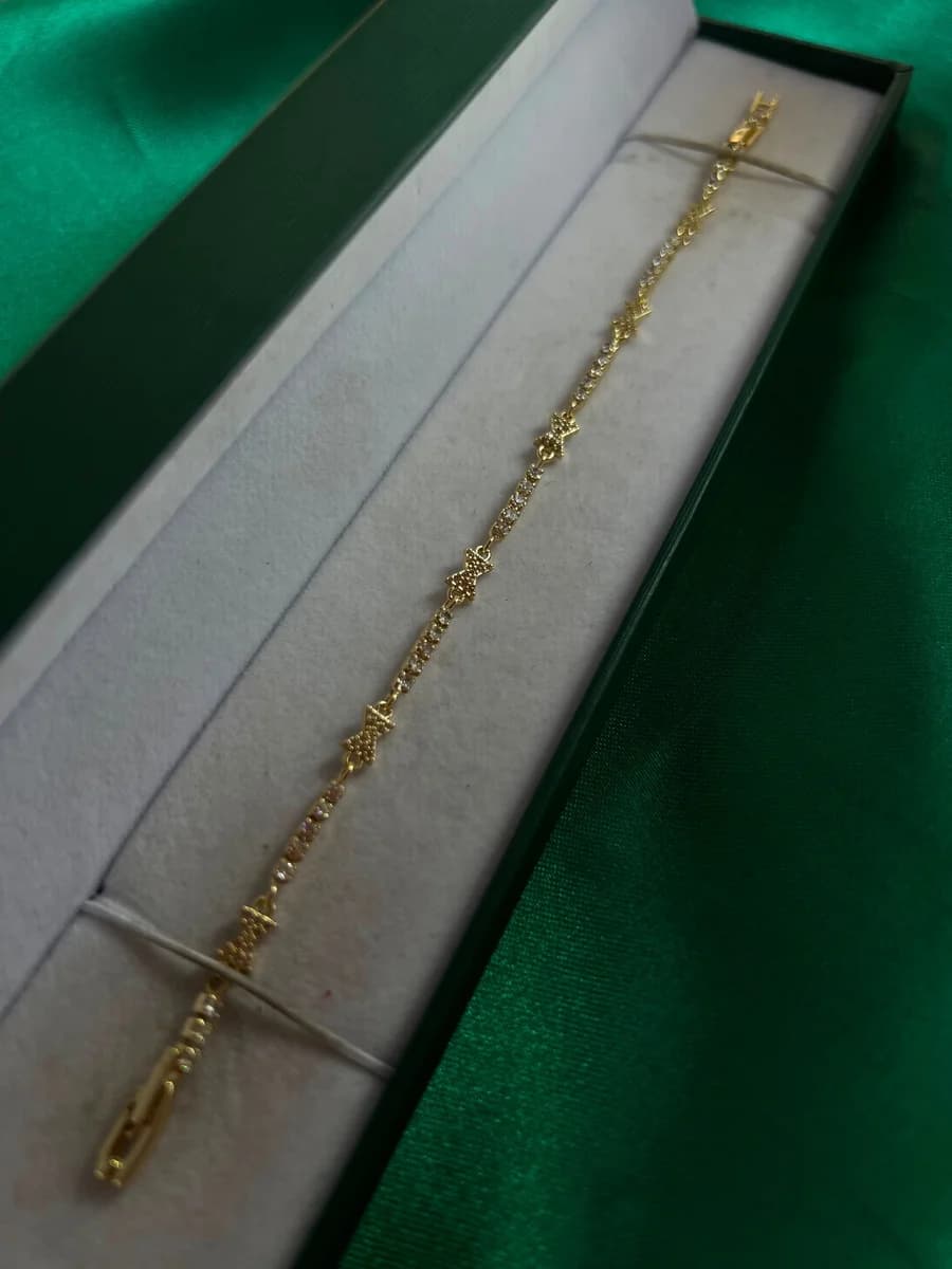 Pulsera de Piedreria Decorada en Chapa de Oro 18k