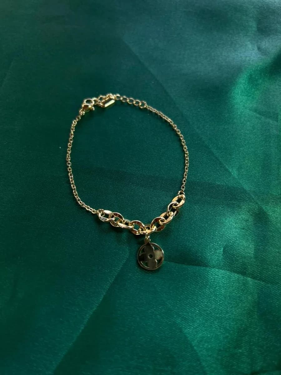 Pulsera eslabon y rueda trebol en Chapa de Oro — vista 4