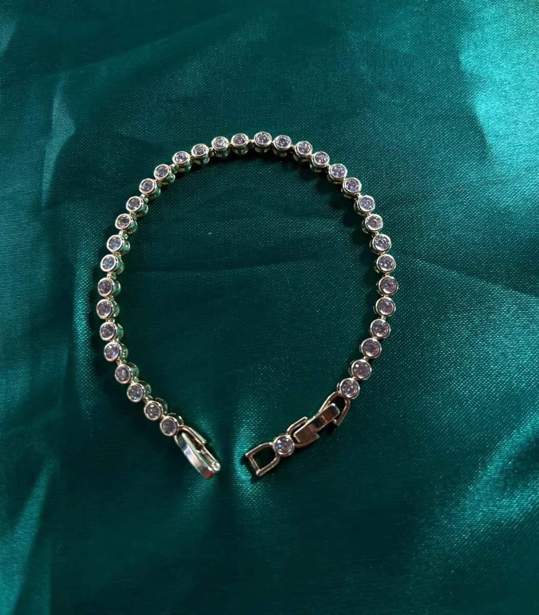Pulsera Delgada con Circonias Redondas con Bisel en Chapa de Oro 18k — vista 4
