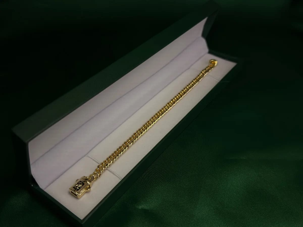 Pulsera Eslabón Fino con Broche de Seguridad en Chapa de Oro 18k — vista 3