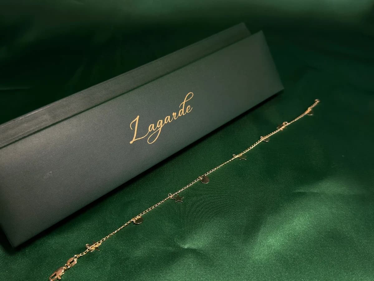Pulsera Delicada Estrellas Colgantes en Chapa de Oro 18k — vista 2