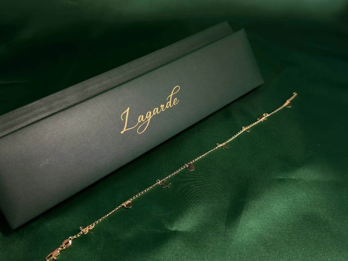 Pulsera Delicada Estrellas Colgantes en Chapa de Oro 18k — vista 4