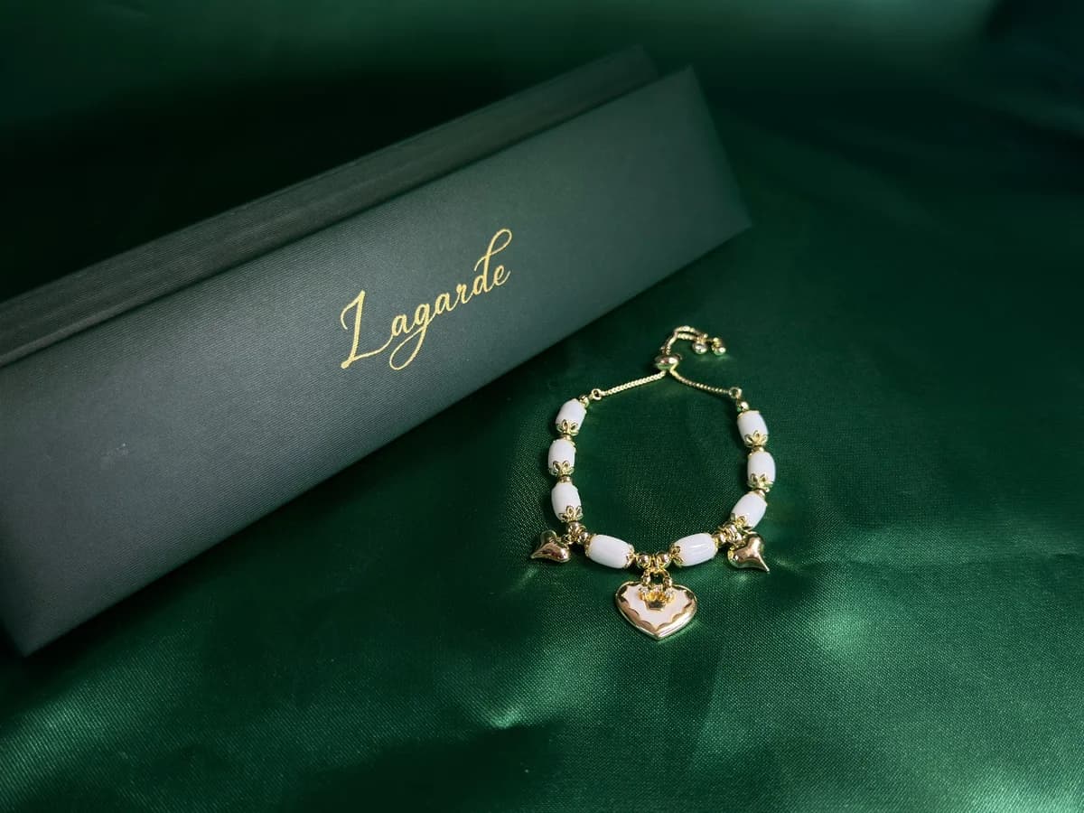Pulsera Tubitos Blancos y Dijes Corazón en Chapa de Oro 18k
