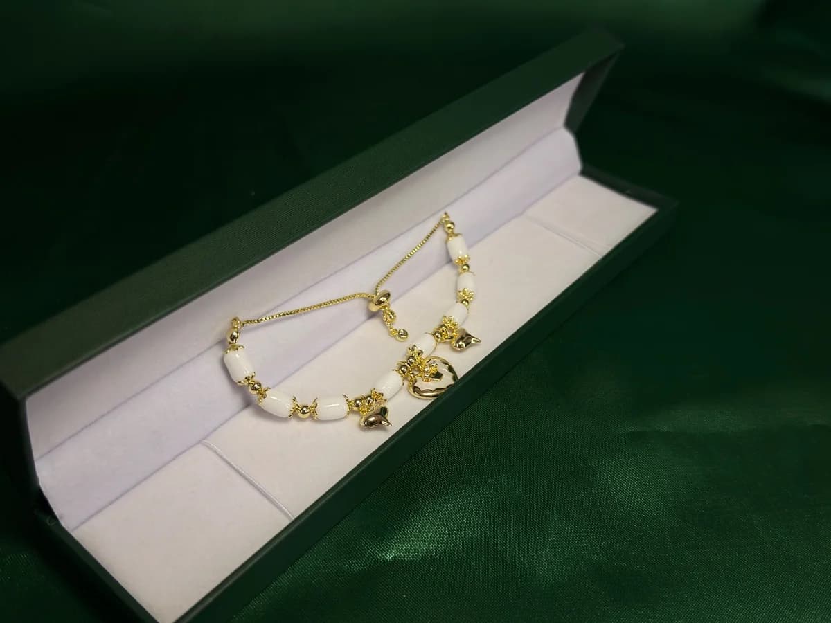 Pulsera Tubitos Blancos y Dijes Corazón en Chapa de Oro 18k — vista 3