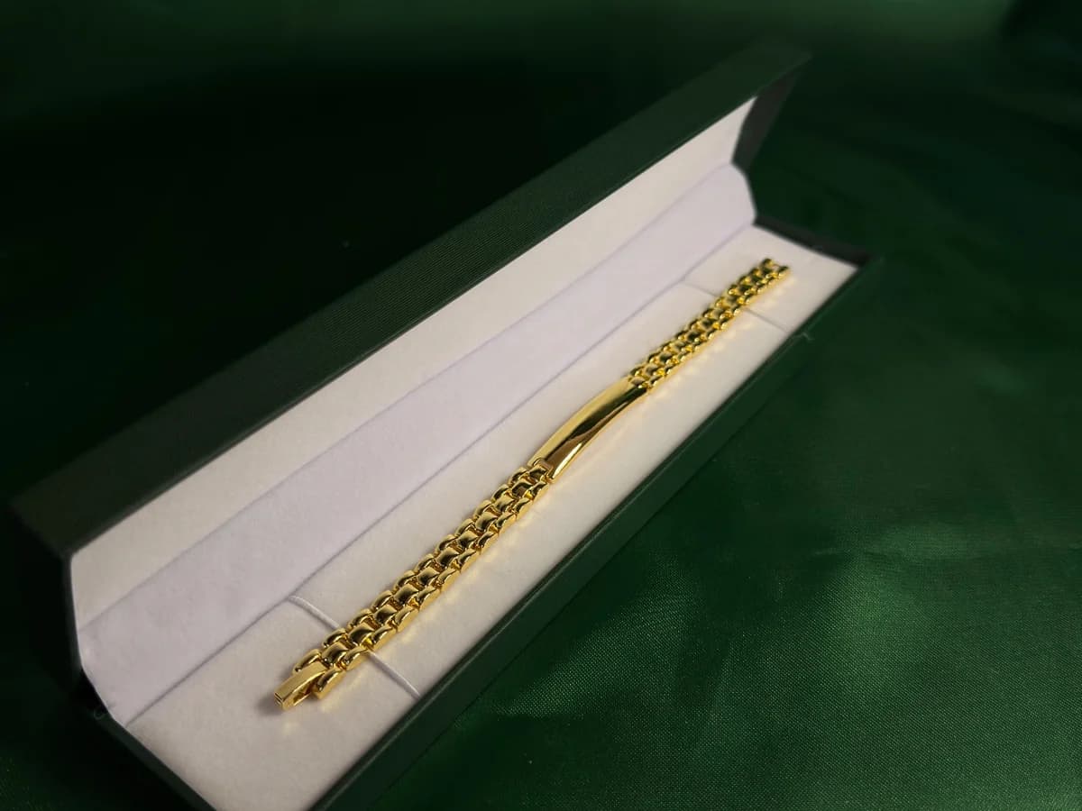 Pulsera de Eslabones Texturizados con Placa Central en Chapa de Oro 18k