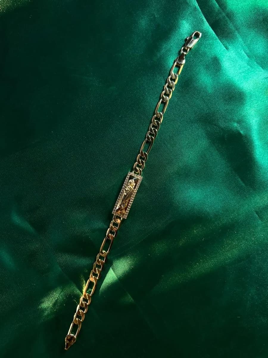 Pulsera Eslabón Fígaro con Placa Grabada en Chapa de Oro 18k — vista 2