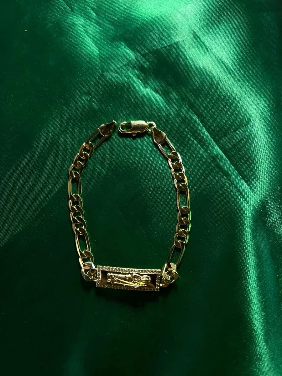 Pulsera Eslabón Fígaro con Placa Grabada en Chapa de Oro 18k — vista 3