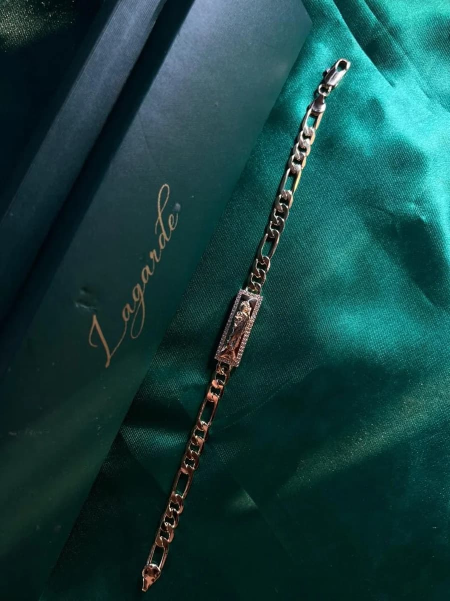 Pulsera Eslabón Fígaro con Placa Grabada en Chapa de Oro 18k — vista 4