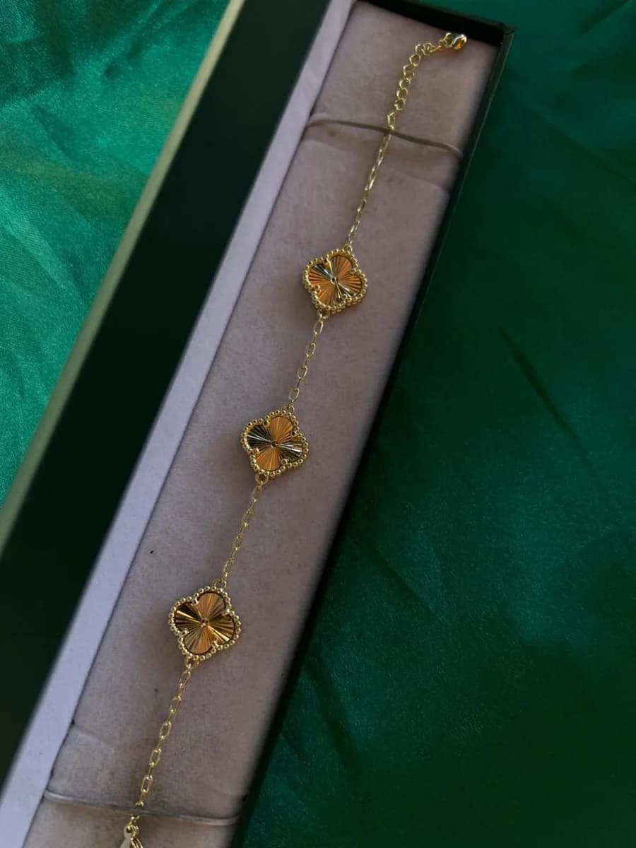 Pulsera Tréboles Texturizados en Chapa de Oro 18k