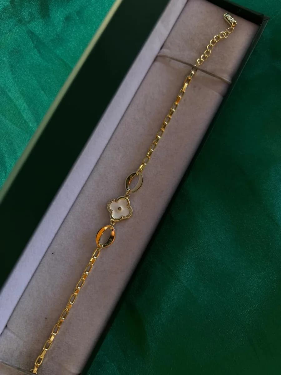 Pulsera Trébol Central con Eslabones Geométricos Chapa de Oro 18k