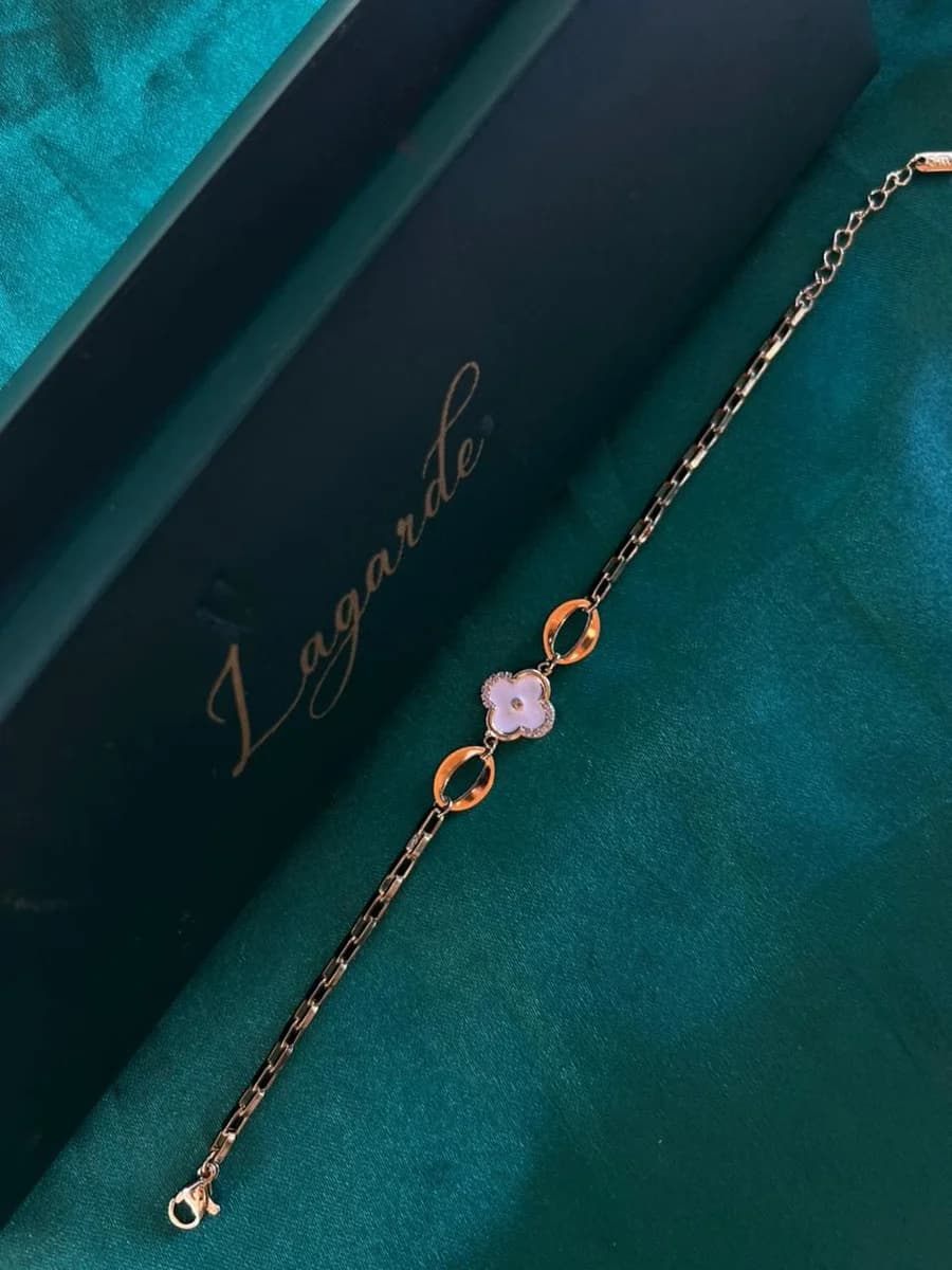 Pulsera Trébol Central con Eslabones Geométricos Chapa de Oro 18k — vista 2