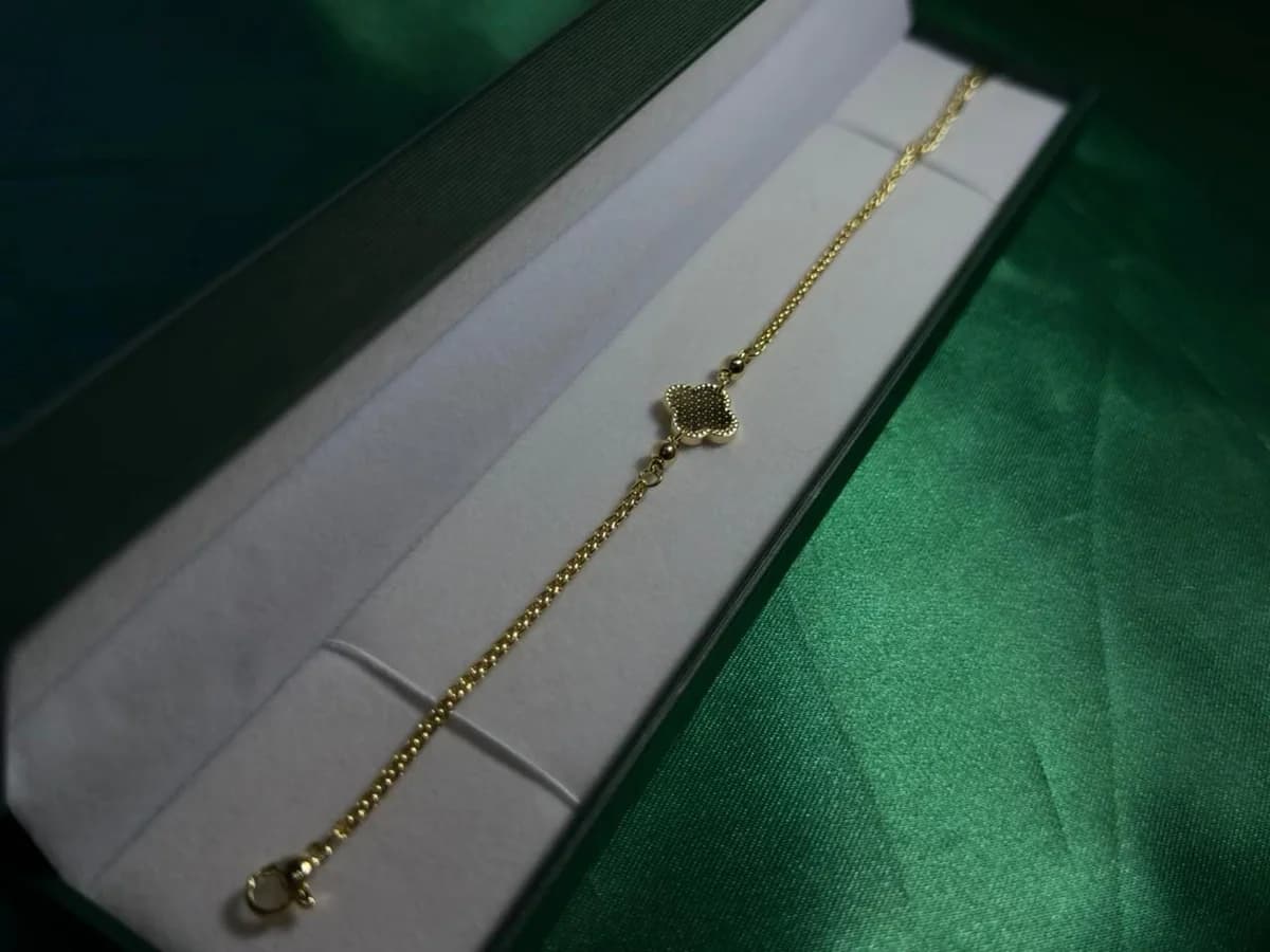 Pulsera Trébol Detallado en Chapa de Oro 18k — vista 2