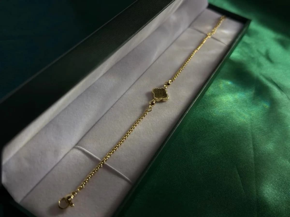 Pulsera Trébol Detallado en Chapa de Oro 18k — vista 3