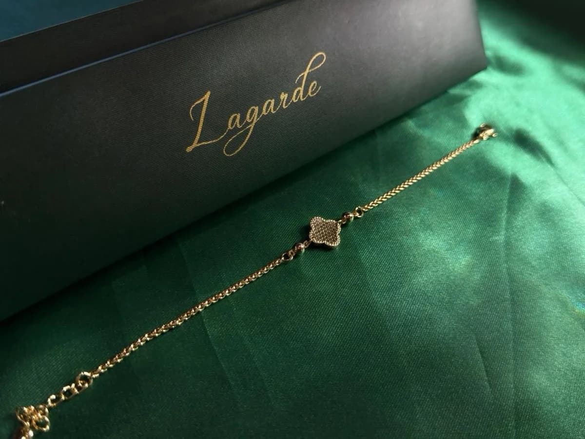 Pulsera Trébol Detallado en Chapa de Oro 18k — vista 4