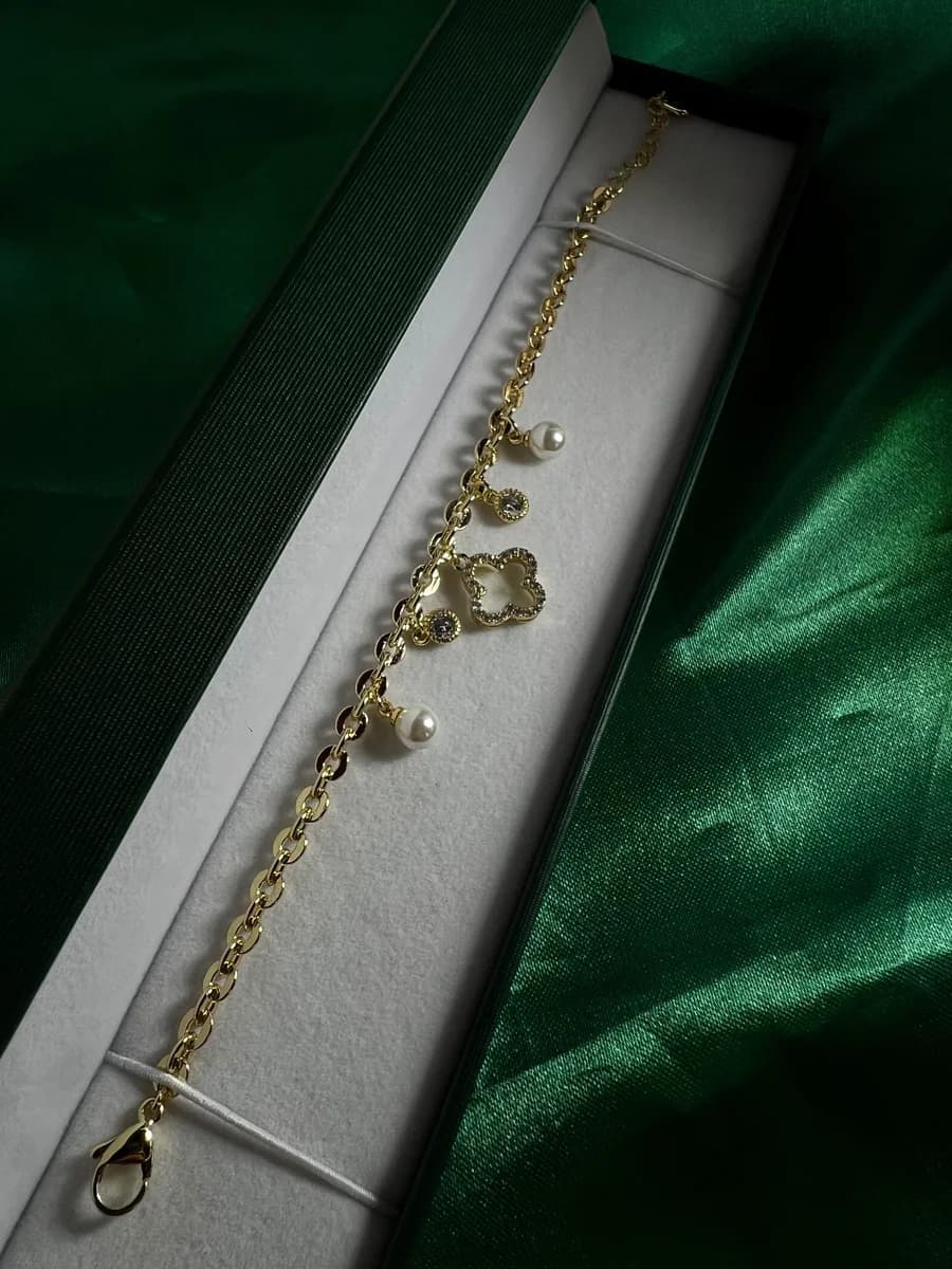 Pulsera Dijes Variados con Perlas en Chapa de Oro 18k