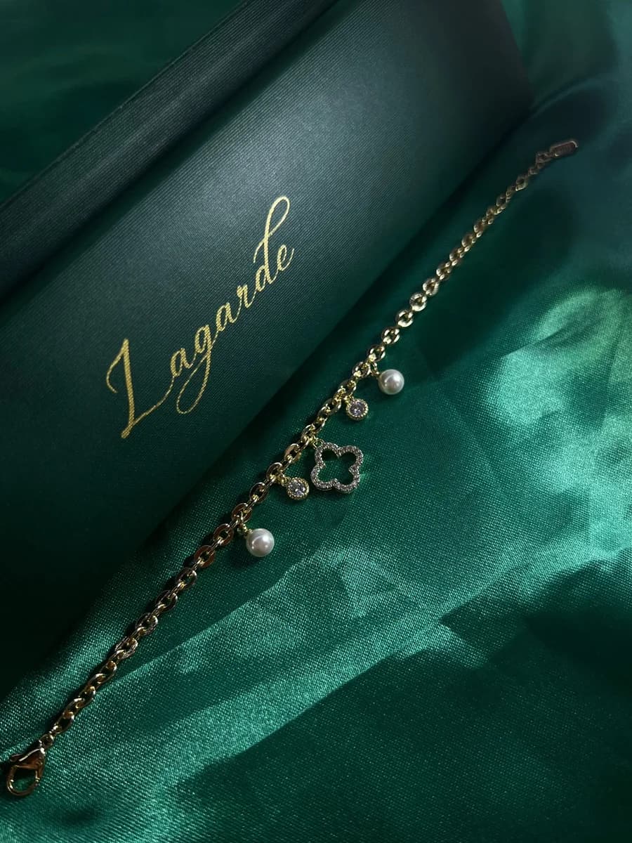 Pulsera Dijes Variados con Perlas en Chapa de Oro 18k — vista 2