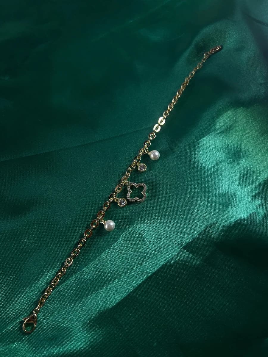 Pulsera Dijes Variados con Perlas en Chapa de Oro 18k — vista 3