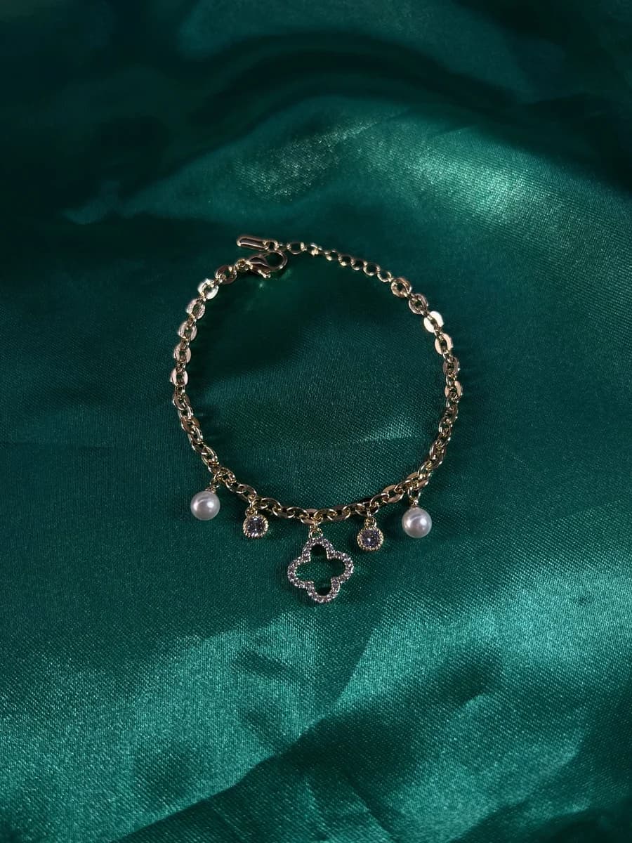 Pulsera Dijes Variados con Perlas en Chapa de Oro 18k — vista 4