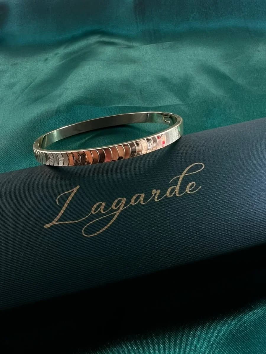 Pulsera Rígida con Patrón Rayado en Chapa de Oro 18k