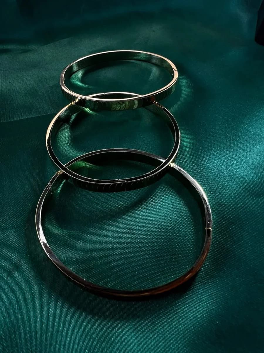 Pulsera Rígida con Patrón Rayado en Chapa de Oro 18k — vista 2
