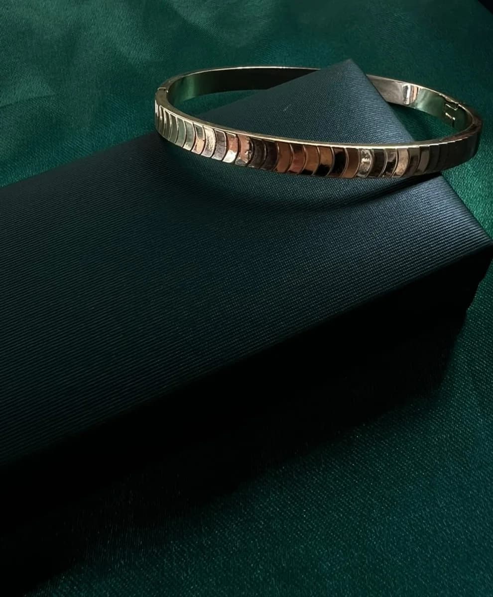 Pulsera Rígida con Patrón Rayado en Chapa de Oro 18k — vista 3