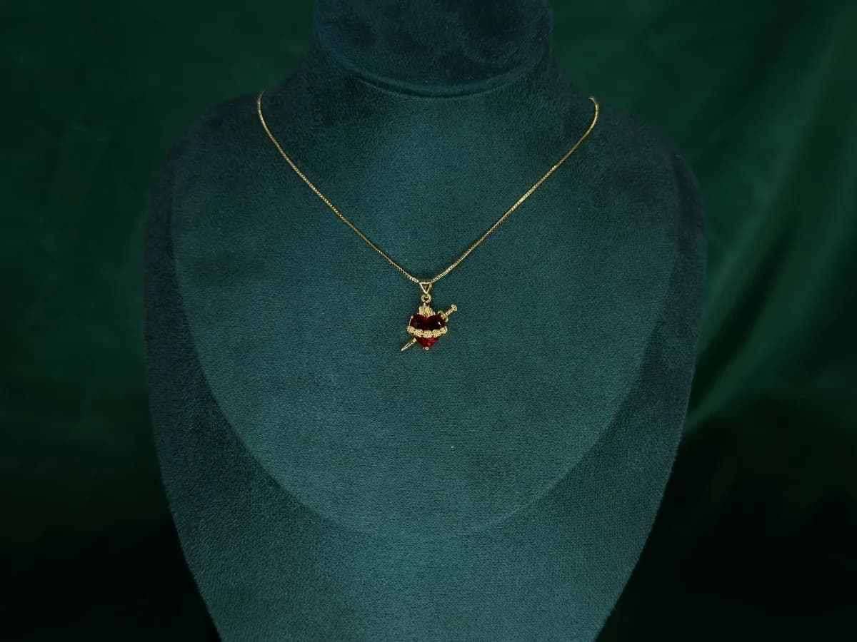 Collar Corazón Atravesado en Chapa de Oro 18k