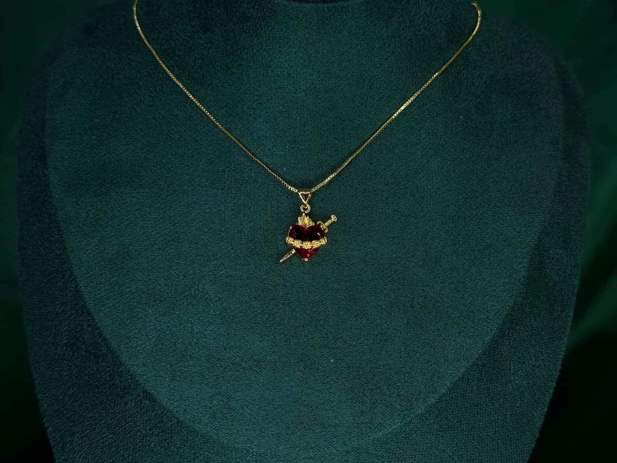 Collar Corazón Atravesado en Chapa de Oro 18k — vista 2