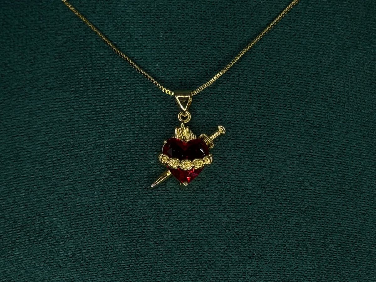 Collar Corazón Atravesado en Chapa de Oro 18k — vista 3