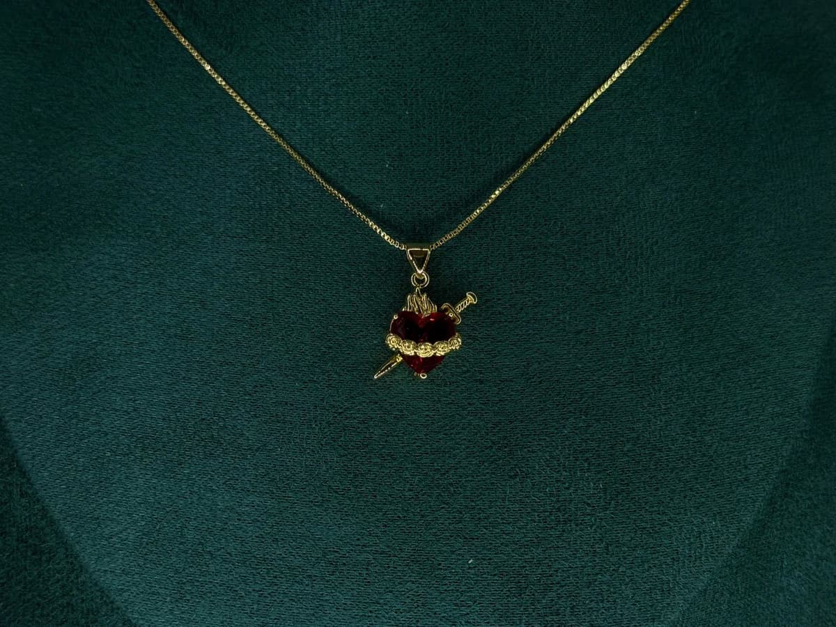 Collar Corazón Atravesado en Chapa de Oro 18k — vista 4