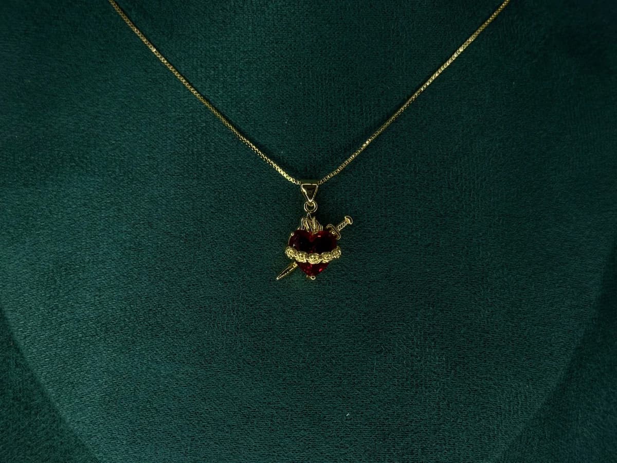 Collar Corazón Atravesado en Chapa de Oro 18k — vista 5