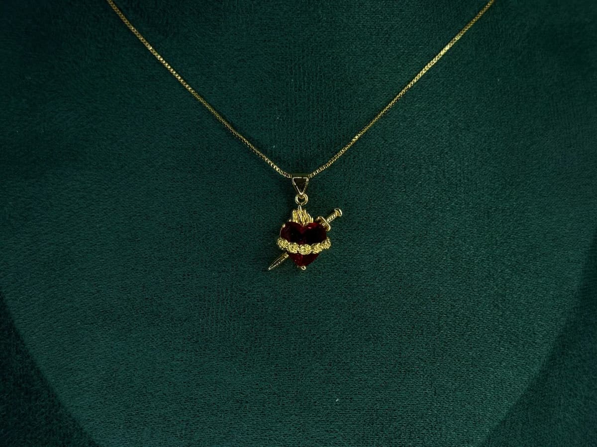 Collar Corazón Atravesado en Chapa de Oro 18k — vista 6